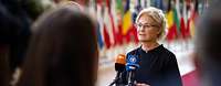 Verteidigungsministerin Christine Lambrecht steht vor Mikrofonen und spricht