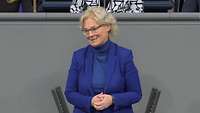 Verteidigungsministerin Christine Lambrecht steht an einem Rednerpult und spricht.