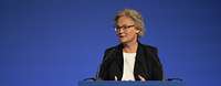 Die Bundesministerin der Verteidigung, Christine Lambrecht, steht an einem Pult und spricht.