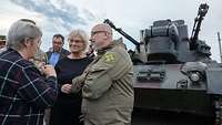 Christine Lambrecht und der ukrainische Verteidigungsminister sprechen mit Soldaten