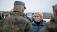 Christine Lambrecht unterhält sich mit Soldaten.