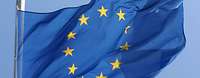 Vor Blauem Himmel ist die Flagge der Europäischen Union zu sehen.