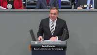Boris Pistorius spricht an einem Rednerpult im Bundestag