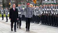 Der Verteidigungsminister und der Generalinspekteur Carsten Breuer schreiten die Front des Wachbatailions ab.