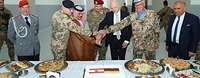 Gemeinsam schneiden deutsche Soldaten und Zivilisten aus Beirut einen Kuchen zur symbolischen Einweihung an.