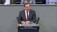 Minister Pistorius spricht am Rednerpult des Deutschen Bundestages