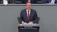 Boris Pistorius spricht im Bundestag an einem Rednerpult