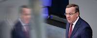 Verteidigungsminister Pistorius spricht im Bundestag an einem Rednerpult.