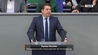 Thomas Hitschler spricht im Bundestag an einem Rednerpult.