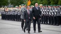 Defence Minister Boris Pistorius and his Italian counterpart Guido Crosetto are walking down a guard battalion formation