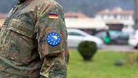 Ein Soldat in Nahaufnahme, man erkennt den Patch EUFOR Althea in Blau und Gelb.