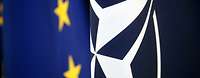 Zwei Flaggen hängen nebeneinander, NATO und EU.