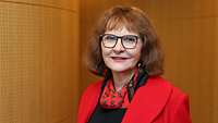 Bettina Cadenbach schaut für eine Portraitaufnahme in die Kamera.