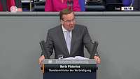 Boris Pistorius spricht im Bundestag an einem Rednerpult.