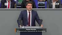 Staatssekretär Hitschler im Bundestag spricht am Rednerpult im Deutschen Bundestag