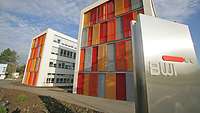 Das Gebäude des BWI Projektes Herkules, mit Fenstern in Orange Tönen.