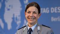 Frau Oberstabsfeldwebel Dernjac schaut für eine Porträtaufnahme in die Kamera