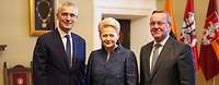 Jens Stoltenberg, frühere litauische Präsidentin Dalia Grybauskaitė und Boris Pistorius stehen nebeneinander.