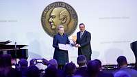 Boris Pistorius überreicht der früheren litauische Präsidentin Dalia Grybauskaitė die Manfred Wörner Medaille.