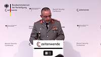 Generalinspekteur Breuer spricht an einem Rednerpult beim Cyber Innovation Hub