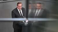 Boris Pistorius spricht an einem Rednerpult im Bundestag.
