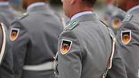 Angetretende Soldaten von hinten im grauen Dienstanzug