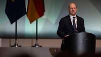 Bundeskanzler Scholz spricht am Rednerpult bei der Bundeswehrtagung 2023