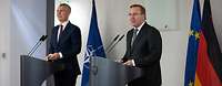 NATO-Generalsekretär Stoltenberg und Verteidigungsminister Pistorius stehen an Rednerpulten im BMVg