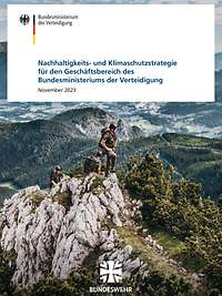 Soldaten stehen auf einer begrünten Bergspitze, weitere Berge und Wälder befinden sich im Hintergrund.