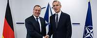 Boris Pistorius und Jens Stoltenberg stehen nebeneinander und schütteln sich die Hände.