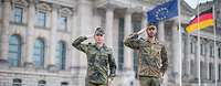 Soldaten posieren in einer gestellten Szene zum Thema Bundeswehr und Gesellschaft vor dem Reichstag in Berlin