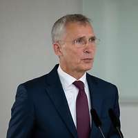 Jens Stoltenberg steht an einem Rednerpult und spricht.