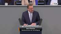Boris Pistorius steht im Bundestag an einem Rednerpult und spricht.