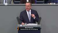 Boris Pistorius spricht an einem Rednerpult im Bundestag.