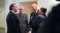 Boris Pistorius spricht mit dem Inspekteur der Luftwaffe und weiteren hochrangigen Soldaten.