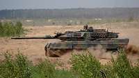 Boris Pistorius fährt in einem Panzer vom Typ Leopard.