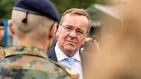 Verteidigungsminister Pistorius spricht mit Soldaten beim Truppenbesuch