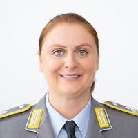 Oberstleutnant Katharina Zollondz schaut für eine Portraitaufnahme in die Kamera.