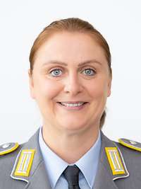 Oberstleutnant Katharina Zollondz schaut für eine Portraitaufnahme in die Kamera.