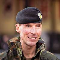 Generalmajor Dr. Christian Freuding lächelt am Betrachter vorbei.