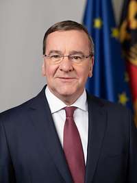 Verteidigungsminister Boris Pistorius schaut lächelnd für eine Portraitaufnahme in die Kamera