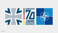 Auf grauem Hintergrund sind die Emblems der Bundeswehr und NATO zu erkennen, zudem die Jahreszahl 70.