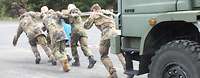 Soldaten ziehen einen LKW mit einem Seil