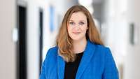 Die Referentin der Vereinten Nationen, Inger-Luise H. , schaut für eine Porträtaufnahme in die Kamera.