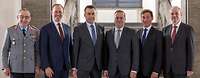 Der Generalinspekteur, Boris Pistorius und vier Staatssekretäre schauen für ein Gruppenbild in die Kamera.