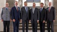 The Chief of Defence, Boris Pistorius and four state secretaries are looking into the camera for a group photo.