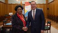 Matsie Angelina Motshekga und Boris Pistorius schütteln sich die Hände und lächeln in die Kamera.