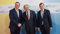 Boris Pistorius schüttelt Antónió Guterres die Hand, dabei steht Dr. Johann Wadephul.