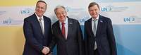 Boris Pistorius schüttelt Antónió Guterres die Hand, dabei steht Dr. Johann Wadephul.