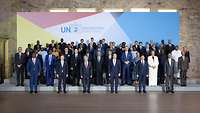 Alle teilnehmenden des Peacekeeping Ministerial stehen gemeinsam für ein Gruppenfoto zusammen.